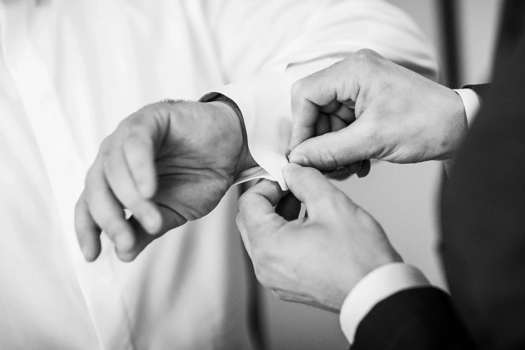 Preparativi — dettaglio dell’abito.