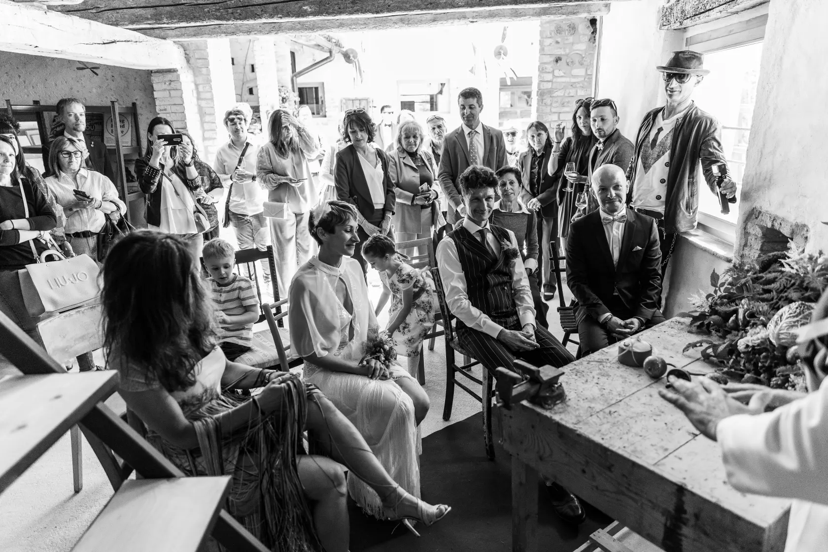 Reportage di matrimonio — abbraccio degli sposi.